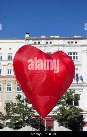 Herzförmige großen roten Ballon in der Stadt Stockfoto