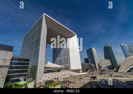 Die Grande Arche de la Défense ist ein modernes Triumphbogen in La Défense, modernen Business von Paris 1989 durchgeführt, Paris Stockfoto