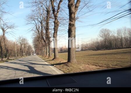 Der Blick auf die Straße, 2-Lane, Baum - im Winter gefüttert. Beachten Sie, dass die seitlichen Armaturenbrett Stockfoto