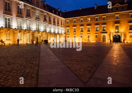 Königliches Schloss bei Nacht beleuchtet in der Stadt Warschau in Polen, Innenhof, Museum und ehemalige Residenz der polnischen Könige. Stockfoto