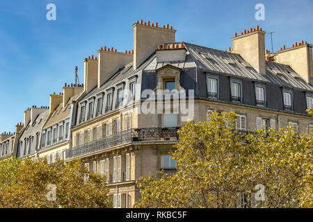 Appartementhäuser von der Promenade Plantée oder Coulée Verte, einem erhöhten Garten an einer stillgelegten Bahnlinie, Paris, Frankreich Stockfoto