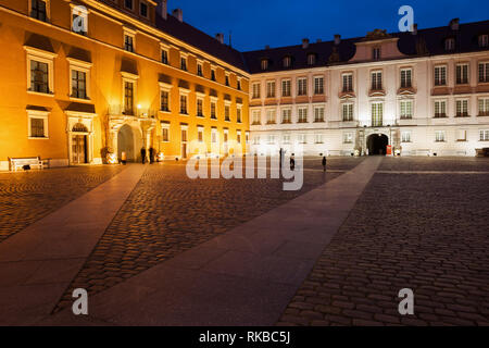 Königliches Schloss bei Nacht beleuchtet in der Stadt Warschau in Polen, großer Innenhof, Museum und ehemalige Residenz der polnischen Könige. Stockfoto
