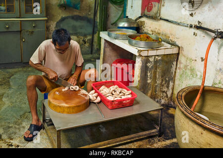 Jahrgang Gebäude und Street Food Verkäufer in der Nebenfrau Lane, einer berühmten Attraktion in der Altstadt von Ipoh, Perak, Malaysia Stockfoto