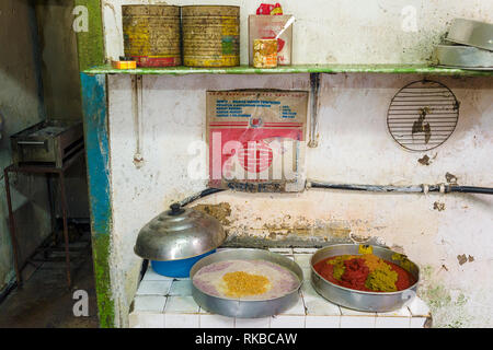 Jahrgang Gebäude und Street Food Verkäufer in der Nebenfrau Lane, einer berühmten Attraktion in der Altstadt von Ipoh, Perak, Malaysia Stockfoto