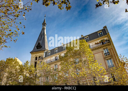 Pariser Kirche mit einem Turm von Coulée verte oder Promenade Planée, Paris, Frankreich Stockfoto