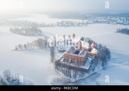 Winter schloss im See Insel, Trakai, Litauen Stockfoto