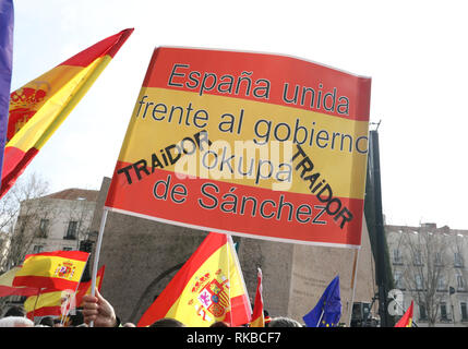 Die Demonstranten werden gesehen, mit Plakaten und Fahnen während der Manifestation von der PP und die Bürgerinnen und Bürger, die am "Plaza de Colón in Madrid stattfand, wo mehr als 20.000 Menschen besucht. Stockfoto