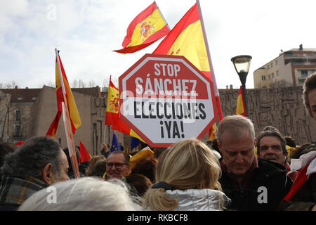 Die Demonstranten werden gesehen, mit Plakaten und Fahnen während der Manifestation von der PP und die Bürgerinnen und Bürger, die am "Plaza de Colón in Madrid stattfand, wo mehr als 20.000 Menschen besucht. Stockfoto