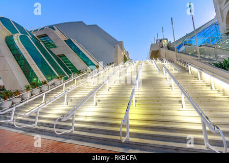 Blick von der Treppe von San Diego Convention Center in der Dämmerung im Marina District in der Nähe von Gaslamp Quarter. San Diego Downtown, 10100 Stockfoto