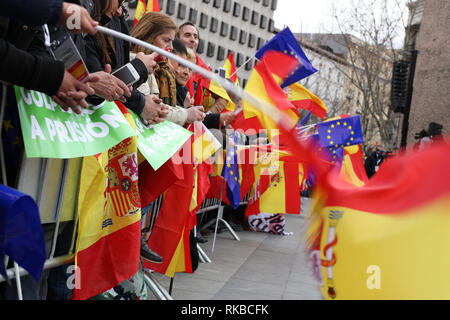 Die Demonstranten werden gesehen, Fahnen und Plakaten während der Manifestation von der PP und die Bürgerinnen und Bürger, die am "Plaza de Colón in Madrid stattfand, wo mehr als 20.000 Menschen besucht. Stockfoto