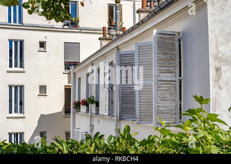 Apartments in Paris mit weissen Fensterläden aus Holz an den Fenstern, von der Promenade Plantée einer erhöhten stillgelegten Bahnhof, Paris, Frankreich Stockfoto