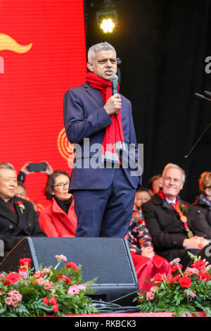 Sadiq Khan, Bürgermeister von London gesehen wird, während das chinesische Neujahrsfest, das Jahr des Schweins auf dem Trafalgar Square in London. Stockfoto