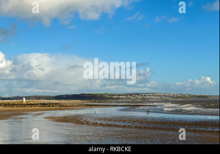 Coney Strand bei Porthcawl auf der South Wales Küste an einem kalten sonnigen Februar Tag mit ein paar Leuten Spaziergang ein. Stockfoto