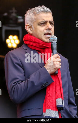 Sadiq Khan, Bürgermeister von London gesehen wird, während das chinesische Neujahrsfest, das Jahr des Schweins auf dem Trafalgar Square in London. Stockfoto