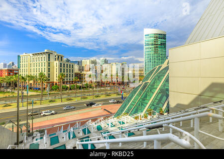 Luftbild Panorama von San Diego Downtown Skyline und Harbor Drive vom Convention Center entfernt. Urbane Stadtbild. San Diego Gaslamp Quarter, Kalifornien Stockfoto