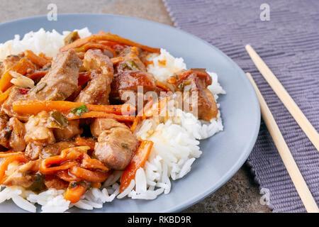 Teller der klassischen Chinesse süss-saures Schweinefleisch mit Reis Stockfoto