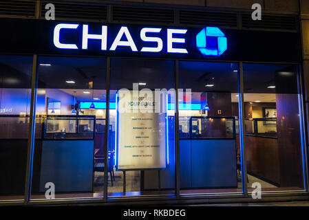 New York City, USA - 27. Juli 2018: die Fassade der Bank Filiale der Chase in der Nacht auf der Straße in Harlem, Manhattan, New York City, USA Stockfoto