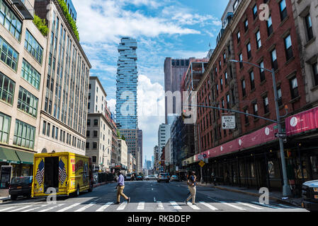 New York City, USA - 27. Juli 2018: Fassade eines modernen Wolkenkratzer in 56 Leonard Street, auch bekannt als Jenga Gebäude, von Harlem mit Verkehr gesehen ein Stockfoto