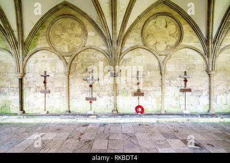 Reihe der alten hölzernen Krieg ernste Markierungen angebracht, die in der Kathedrale von Salisbury Klöster Stockfoto