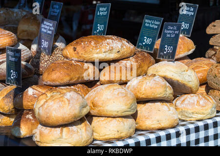 Auswahl der Artisan knuspriges Brot auf einem Lebensmittelmarkt, Bäckerei Stall, Großbritannien Stockfoto