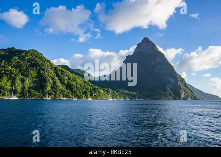 Auf einer Kreuzfahrt mit Blick auf die Pitons und blaues Wasser. Stockfoto