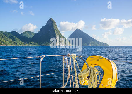 Auf einer Kreuzfahrt mit Blick auf die Pitons und blaues Wasser. Stockfoto