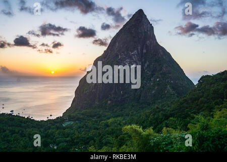 Sonnenuntergang Blick auf die Pitons aus den Grat kurz vor Sonnenuntergang. Stockfoto