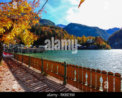 Mit Blick auf den See konigsee über den Zaun im Herbst. Stockfoto