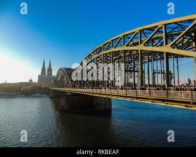 Blick über den Fluss der Hohenzollernbrücke in Köln. Stockfoto