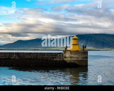 Wellenbrecher mit gelben Turm in Island Port. Stockfoto