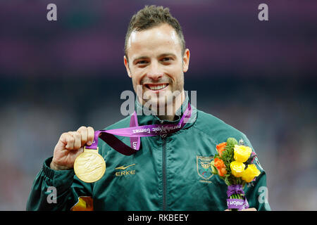 Paralympics 2012 in London - Tag 10 - Leichtathletik LONDON, England - 8. SEPTEMBER: Oscar Pistorius (RSA-Gold) wirft mit seiner Goldmedaille bei der Siegerehrung (Blake Leeper (USA) Silber, David Prinz (USA) Bronze) der Männer 400 m T44 Rennen bei Tag 10 der Paralympischen Spiele 2012 in London im Olympischen Stadion am 8. September in London, England 2012. Foto von Paul Cunningham Stockfoto