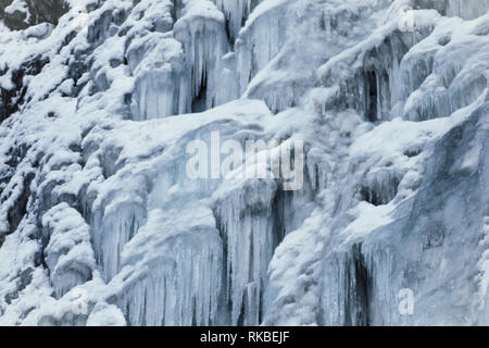 Gefroren, Eis, kalten Wasserfall detail, kontrastiert tropfenden Eiszapfen, Linien. Texturierte winter Hintergrund. Stockfoto