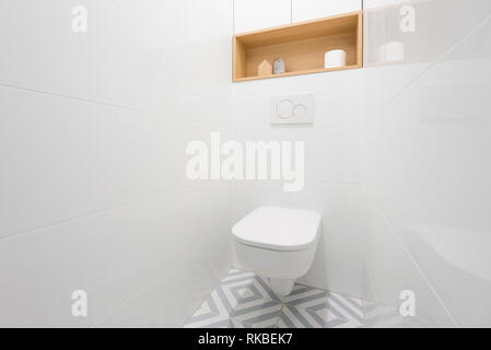 BRATISLAVA, SLOWAKEI - Dec 17, 2018: Wc in kleine Wohnung von jungen Designern entworfen von Kivvi Architekten in Bratislava, Slowakei basieren Stockfoto