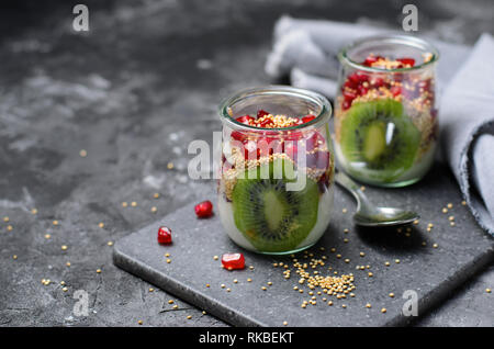 Joghurt Parfait mit Gepuffte Quinoa, Kiwi und Granatapfel Samen, gesunden Dessert Stockfoto