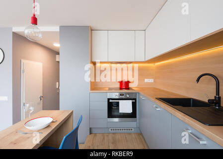 BRATISLAVA, SLOWAKEI - 17 Dezember, 2018: Die Küche der kleinen Wohnung von jungen Designern aus Kivvi Architekten in Bratislava, S ausgelegt Stockfoto