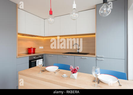 BRATISLAVA, SLOWAKEI - 17 Dezember, 2018: Die Küche der kleinen Wohnung von jungen Designern aus Kivvi Architekten in Bratislava, S ausgelegt Stockfoto