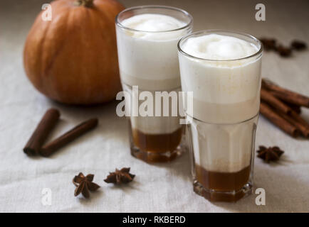 Hausgemachte Kürbis Latte in hohe Gläser und Kürbis auf dem Leinen Tischdecke. Im rustikalen Stil. Stockfoto