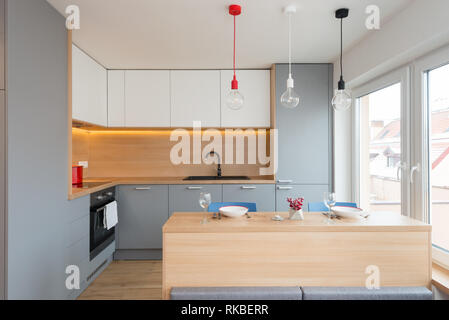 BRATISLAVA, SLOWAKEI - 17 Dezember, 2018: Die Küche der kleinen Wohnung von jungen Designern aus Kivvi Architekten in Bratislava, S ausgelegt Stockfoto
