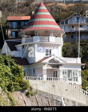 Bunte Holly House in Avalon California, Catalina Island. Die Suche Ferienhaus steht auf einer Klippe mit Blick auf den Hafen von Avalon gehockt Stockfoto