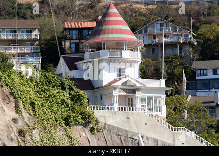 Hell colorod Holly House in Avalon California, Catalina Island. Die Suche Ferienhaus liegt auf einer Klippe mit Blick auf den Hafen von Avalon umgeben Stockfoto
