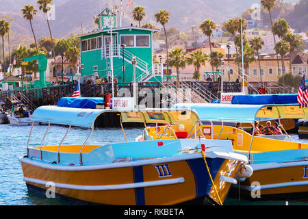 Gelbe und blaue Ufer Boote sitzen vor Anker entlang der legendären Grünen Pier in Avalon auf Catalina Island, Kalifornien Stockfoto