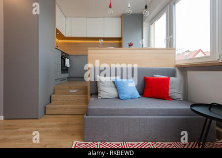 BRATISLAVA, SLOWAKEI - 17 Dezember, 2018: das Innere der kleinen Wohnung von jungen Designern aus Kivvi Architekten in Bratislava, Slowakische erstellt Stockfoto