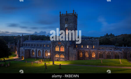 Saint David's Kathedrale in der Dämmerung, Pembrokeshire, Wales Stockfoto