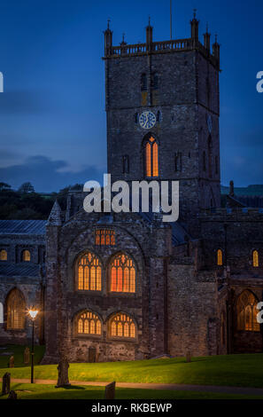 Saint David's Kathedrale in der Dämmerung, Pembrokeshire, Wales Stockfoto