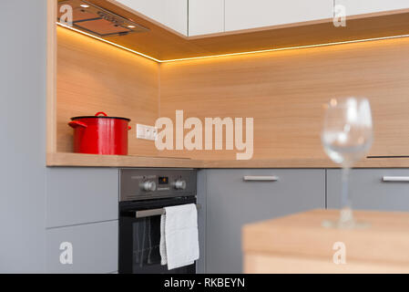 BRATISLAVA, SLOWAKEI - 17 Dezember, 2018: Die Küche der kleinen Wohnung von jungen Designern aus Kivvi Architekten in Bratislava, S ausgelegt Stockfoto