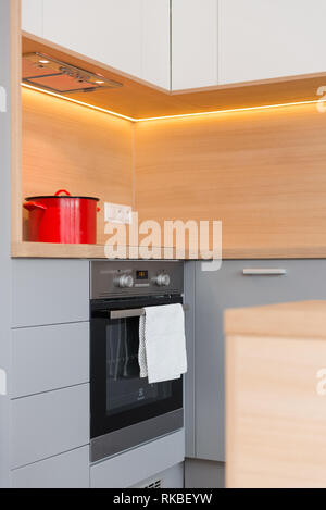 BRATISLAVA, SLOWAKEI - 17 Dezember, 2018: Die Küche der kleinen Wohnung von jungen Designern aus Kivvi Architekten in Bratislava, S ausgelegt Stockfoto