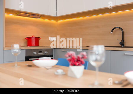 BRATISLAVA, SLOWAKEI - 17 Dezember, 2018: Die Küche der kleinen Wohnung von jungen Designern aus Kivvi Architekten in Bratislava, S ausgelegt Stockfoto