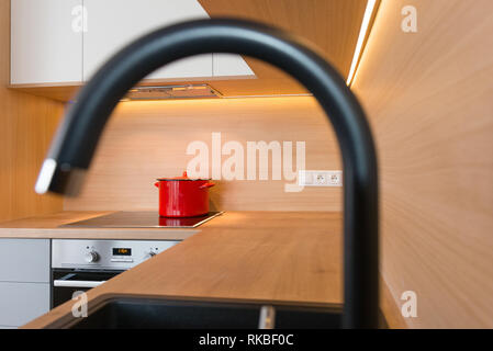 BRATISLAVA, SLOWAKEI - 17 Dezember, 2018: Die Küche der kleinen Wohnung von jungen Designern aus Kivvi Architekten in Bratislava, S ausgelegt Stockfoto