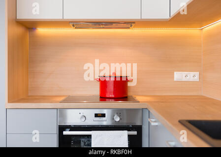 BRATISLAVA, SLOWAKEI - 17 Dezember, 2018: Die Küche der kleinen Wohnung von jungen Designern aus Kivvi Architekten in Bratislava, S ausgelegt Stockfoto