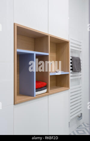 BRATISLAVA, SLOWAKEI - 17 Dezember, 2018: Badezimmer der kleine Wohnung von jungen Designern entworfen von Kivvi Architekten in Bratislava, Slowakei basieren Stockfoto